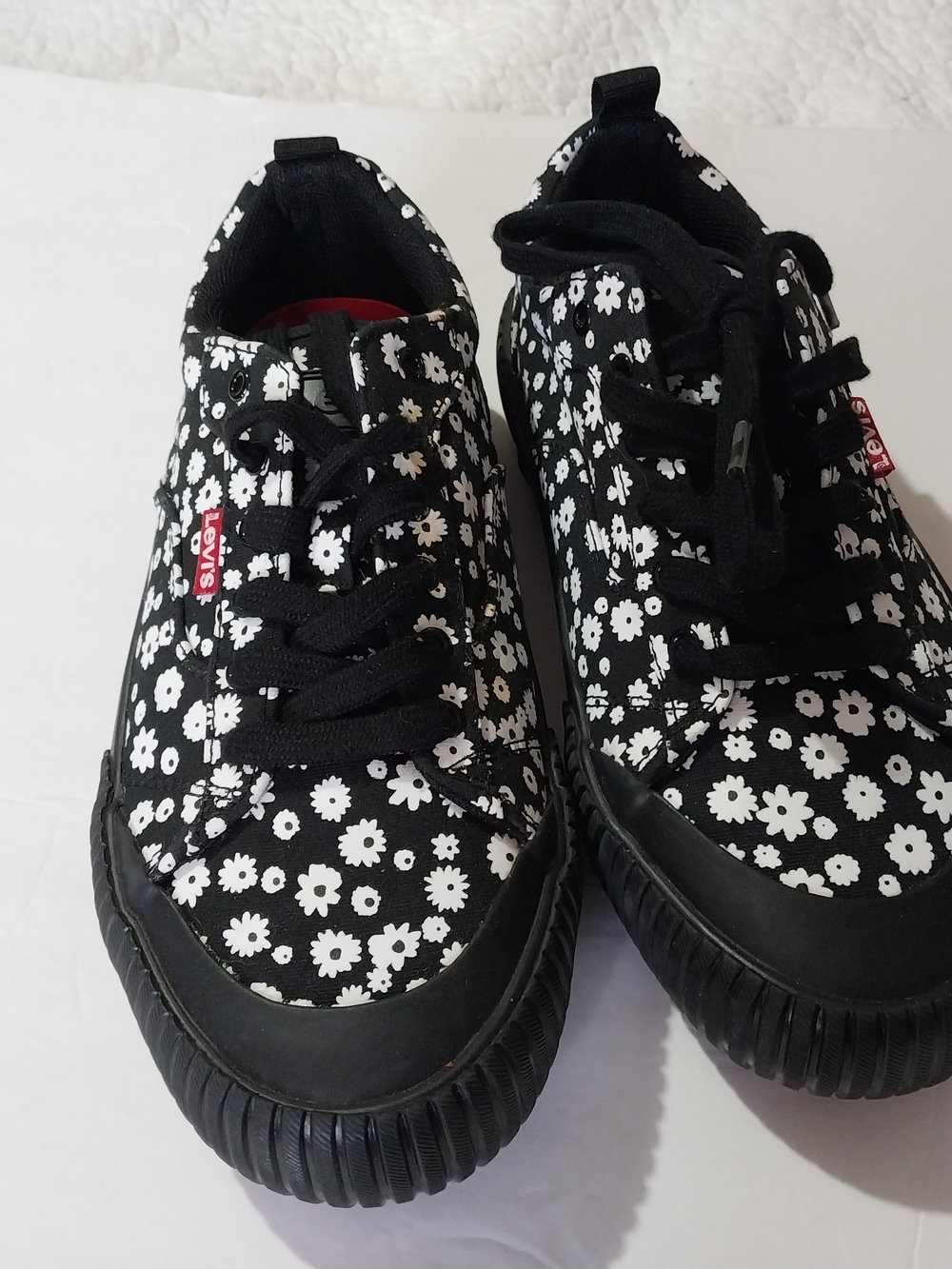 Levi's Black & White Womem"s  Floral Canvas Sneaker Size 6 - Picture 2 of 9